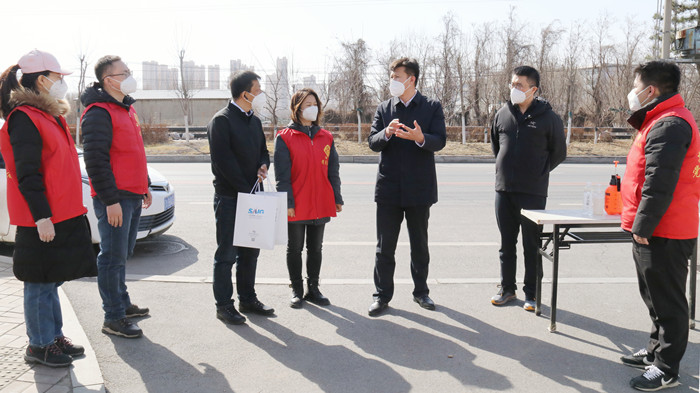 集團(tuán)領(lǐng)導(dǎo)看望慰問抗疫一線志愿工作者